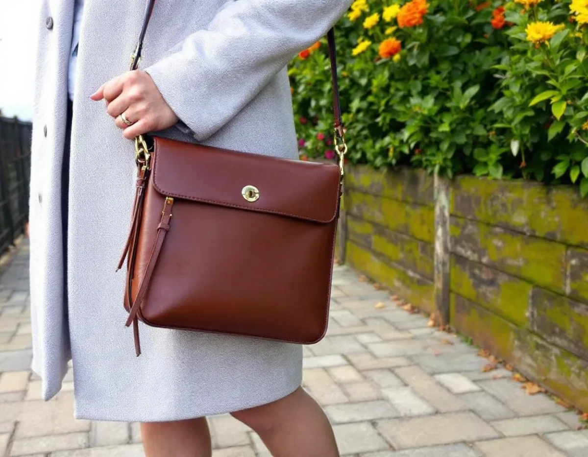 Sac bandoulière en cuir : comment se différencier face à la concurrence